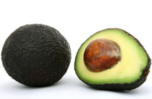 Read more about the article Avocado Benefits: वजन कम करने से लेकर कई अन्य फायदे हैं इस अंग्रेजी फल एवोकाडो के